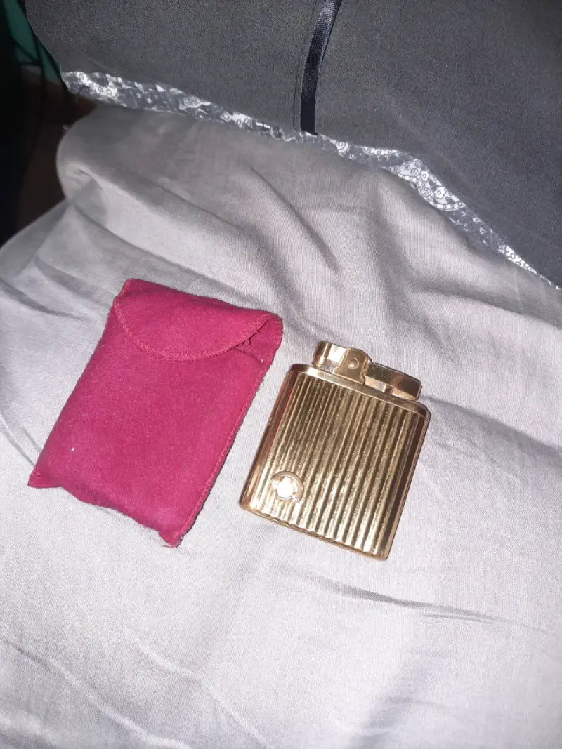 Encendedor de metal dorado con funda