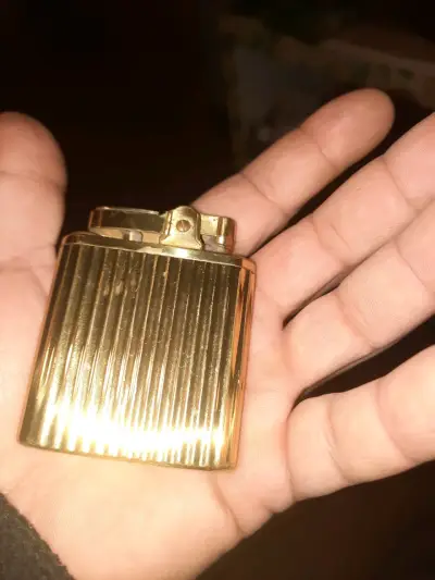 Encendedor de metal dorado con funda - miniatura 3