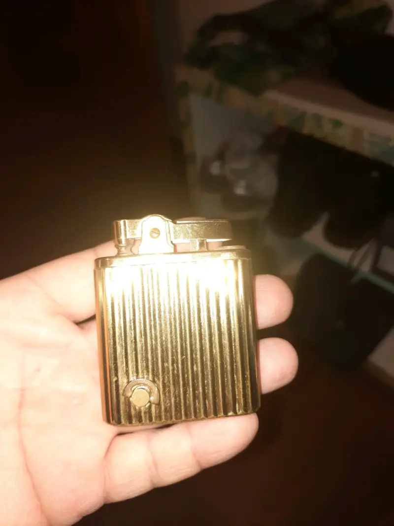 Encendedor de metal dorado con funda - 4
