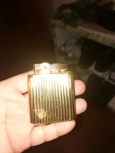 Encendedor de metal dorado con funda - miniatura 4