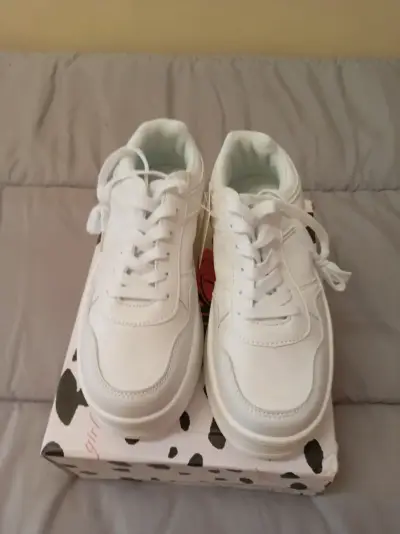 Zapatillas blancas de mujer estilo casual - miniatura 1