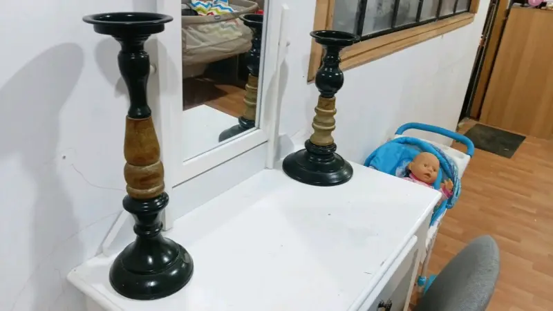 Par de candelabros de madera y metal