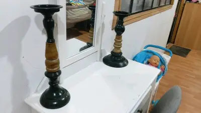 Par de candelabros de madera y metal - miniatura 1