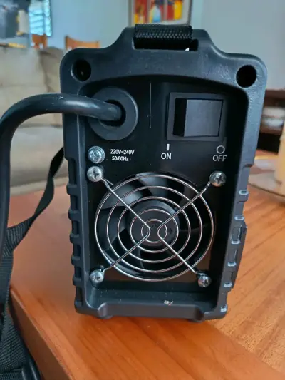 Soldadora Inversora M&H Kombat 160 con Máscara - miniatura 1