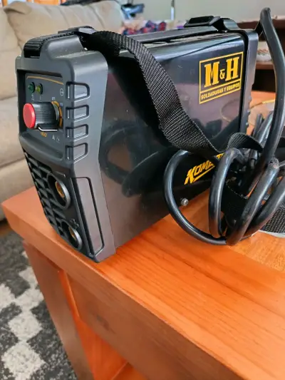 Soldadora Inversora M&H Kombat 160 con Máscara - miniatura 2
