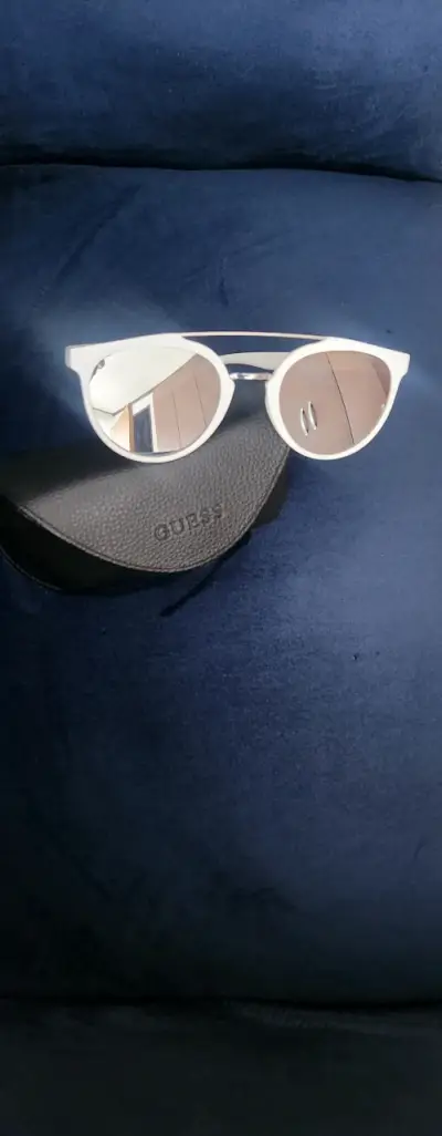 Gafas de sol Guess blancas con estuche - miniatura 1