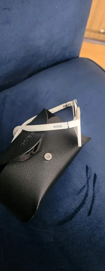 Gafas de sol Guess blancas con estuche - miniatura 2