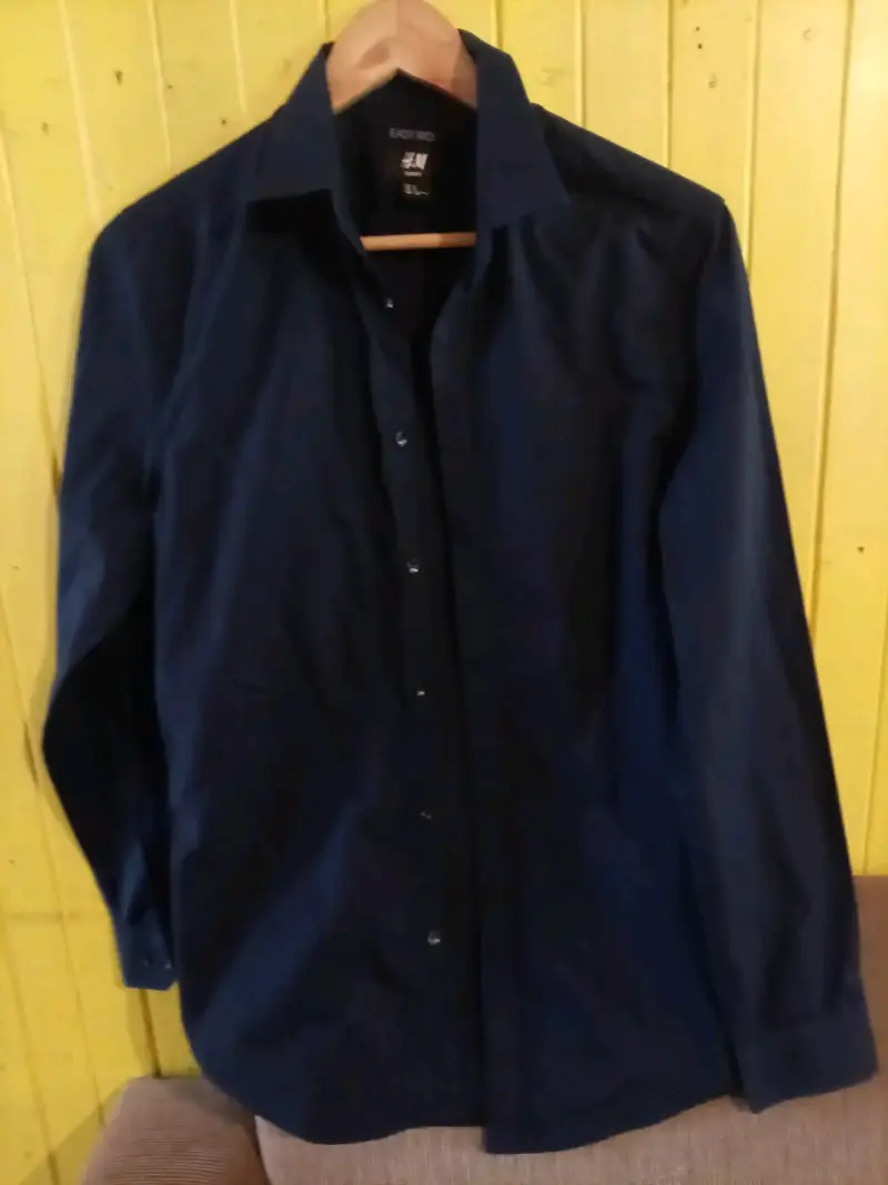 Camisa formal azul marino H&M para hombre