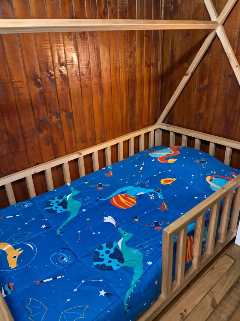 Cama infantil de madera con diseño de casa