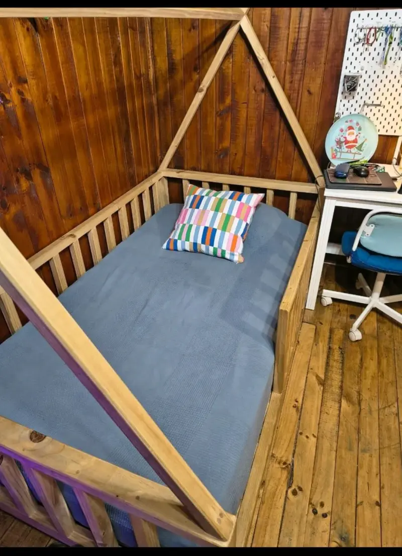 Cama infantil de madera con diseño de casa - 2