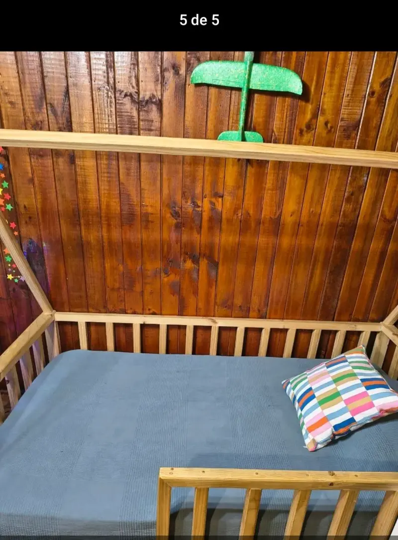 Cama infantil de madera con diseño de casa - 3