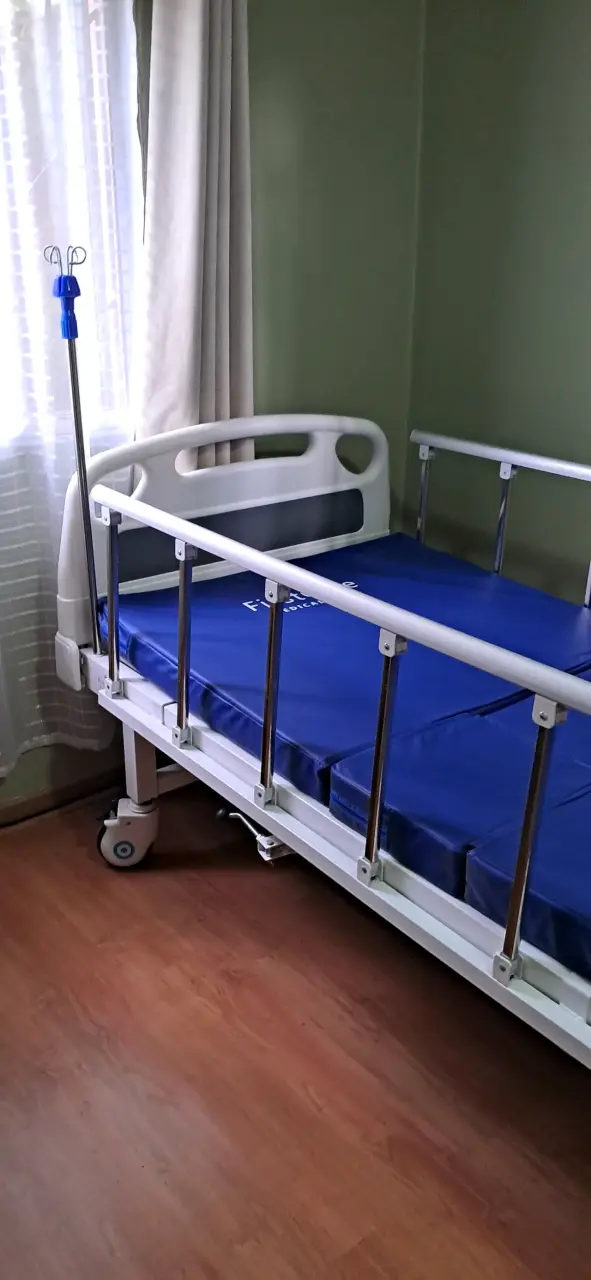 Cama clínica ajustable con colchón azul - 1