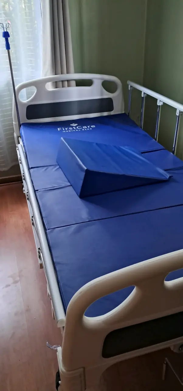 Cama clínica ajustable con colchón azul - 2