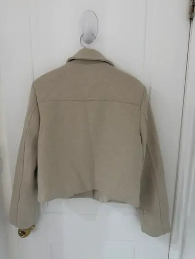Chaqueta beige de lana con bolsillos - miniatura 2