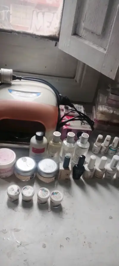 Kit de Manicure con Lámpara UV y Esmaltes - miniatura 1