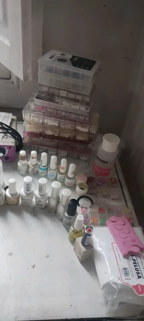 Kit de Manicure con Lámpara UV y Esmaltes - 2