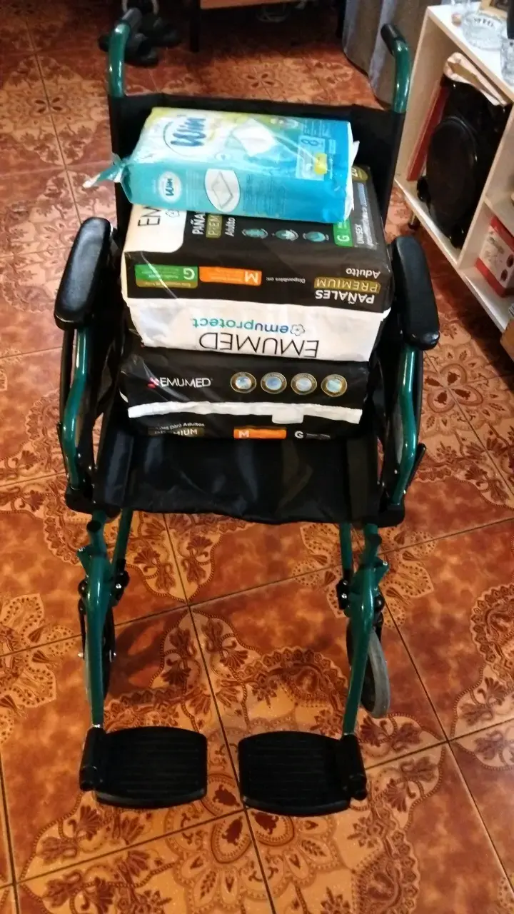 Silla de ruedas plegable con pañales Emumed - 1