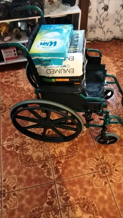 Silla de ruedas plegable con pañales Emumed - miniatura 2