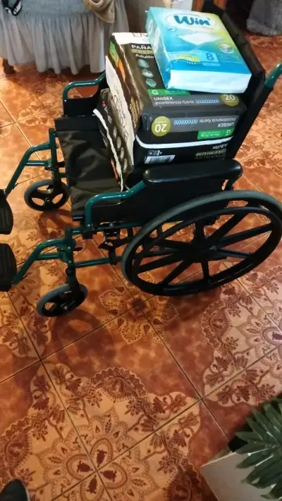 Silla de ruedas plegable con pañales Emumed - miniatura 3