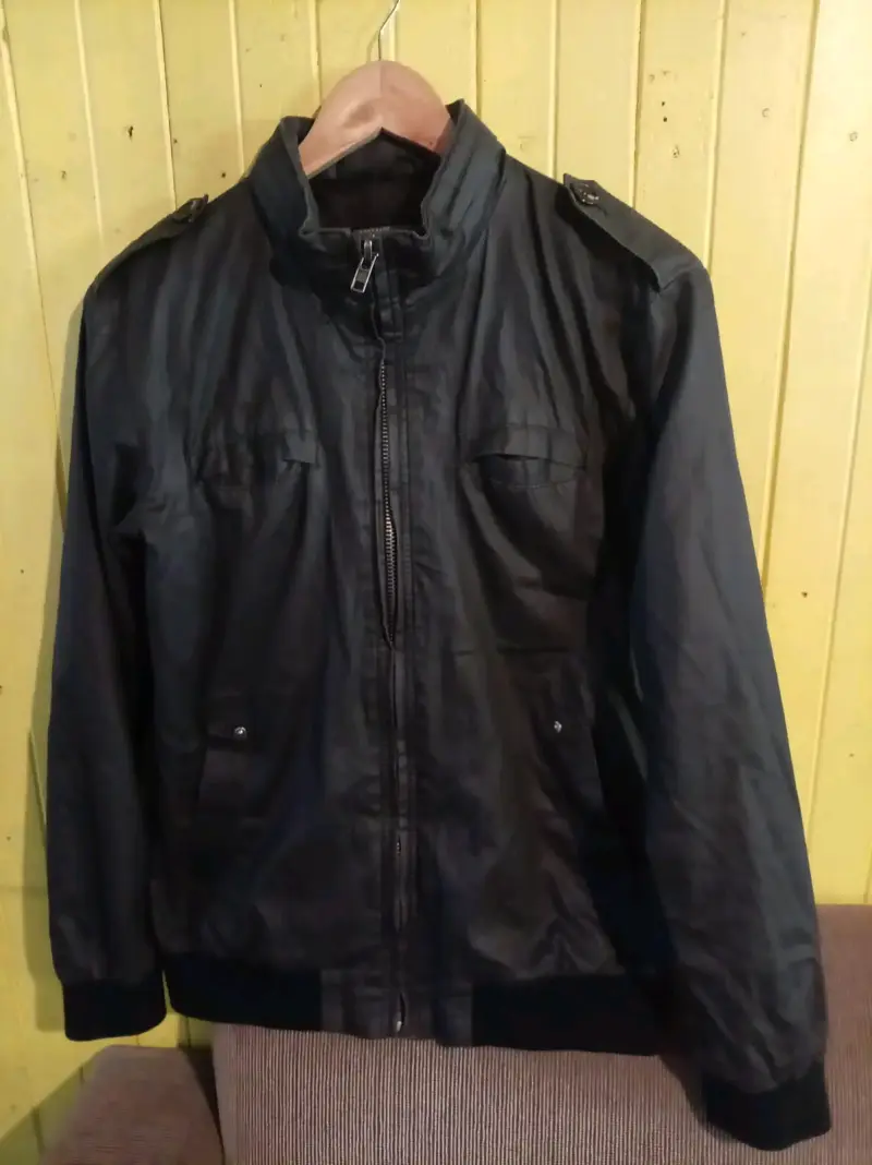 Chaqueta bomber reversible negra y burdeos