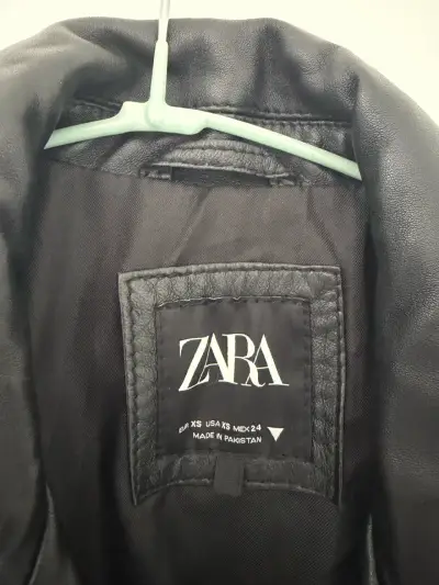 Chaqueta de cuero negra Zara estilo biker - miniatura 2