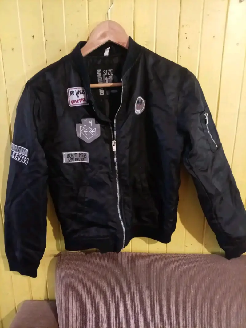 Chaqueta bomber negra con parches para niño