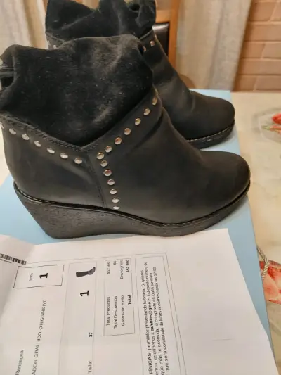 Botas de cuero negro con plataforma y tachas - miniatura 1