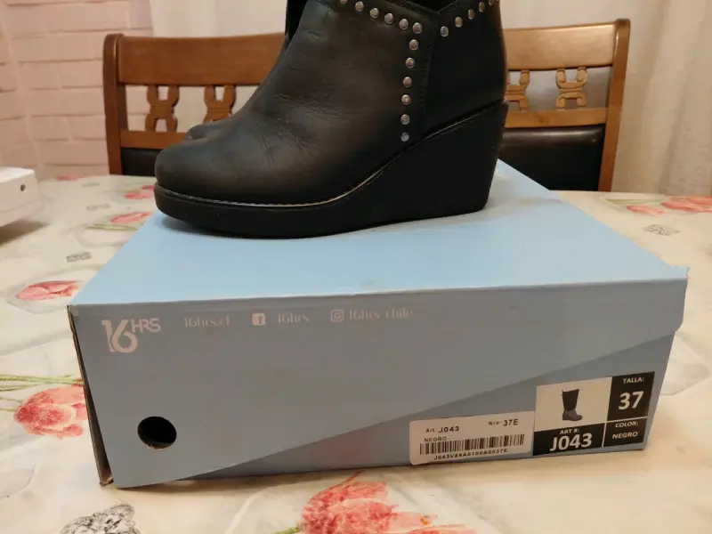 Botas de cuero negro con plataforma y tachas - 4