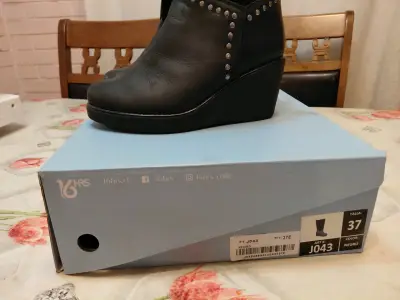 Botas de cuero negro con plataforma y tachas - miniatura 4