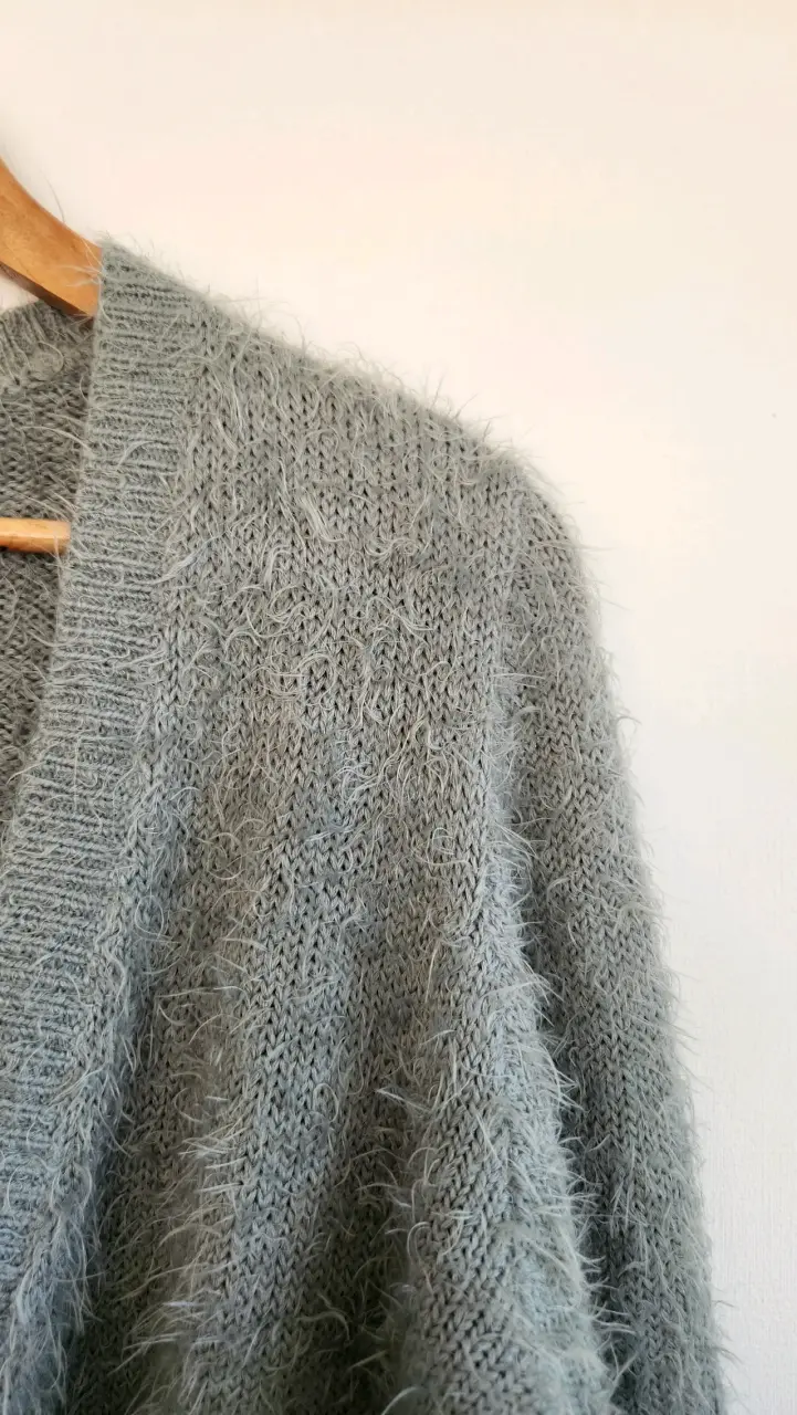 Cardigan gris de lana suave para mujer - 2