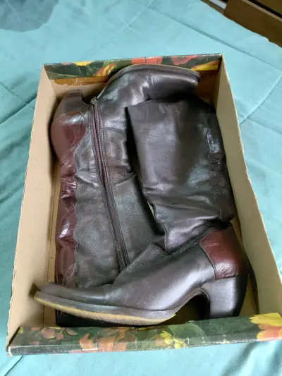 Botas de cuero marrón con tacón alto - miniatura 3