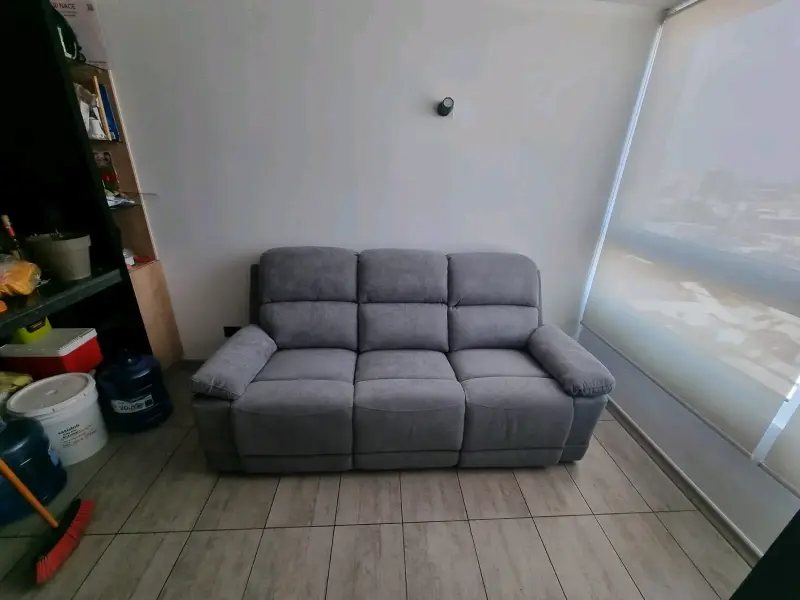 Sofá reclinable gris de tres plazas