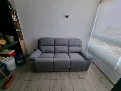 Sofá reclinable gris de tres plazas - miniatura 1