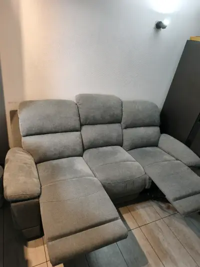 Sofá reclinable gris de tres plazas - miniatura 2