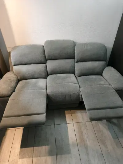 Sofá reclinable gris de tres plazas - miniatura 3