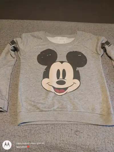 Polerón gris con diseño de Mickey Mouse - miniatura 1