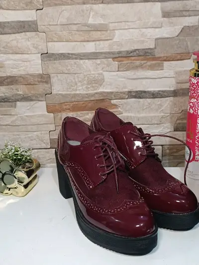 Zapatos de charol burdeos con tacón grueso - miniatura 1