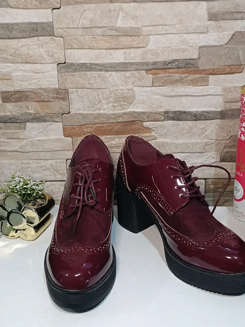 Zapatos de charol burdeos con tacón grueso - 2