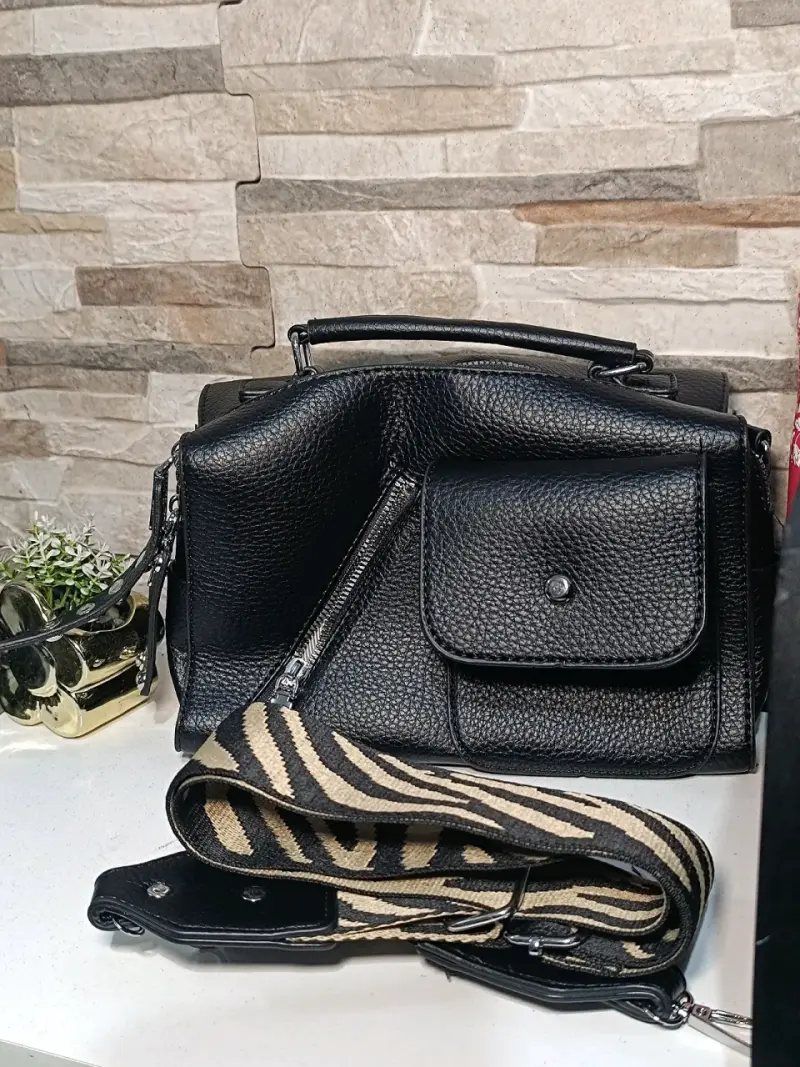 Bolso de cuero negro con correa estampada