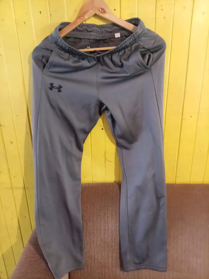 Pantalón deportivo gris Under Armour para hombre