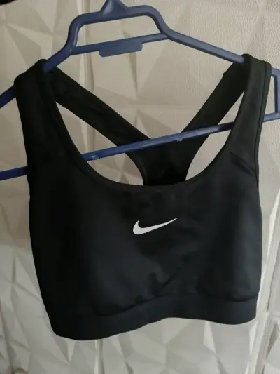 Top deportivo negro Nike para mujer - miniatura 1