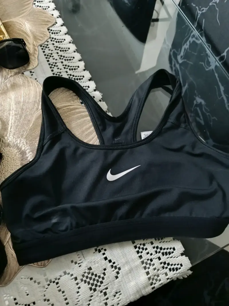 Top deportivo negro Nike para mujer - 2