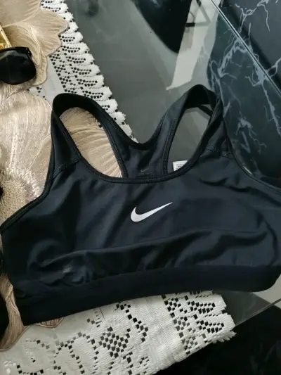 Top deportivo negro Nike para mujer - miniatura 2