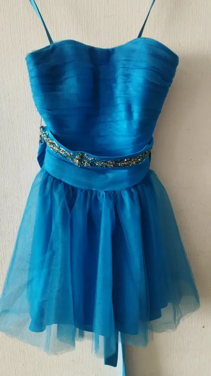 Vestido de fiesta azul sin tirantes