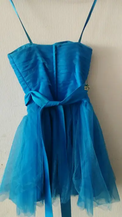 Vestido de fiesta azul sin tirantes - miniatura 3