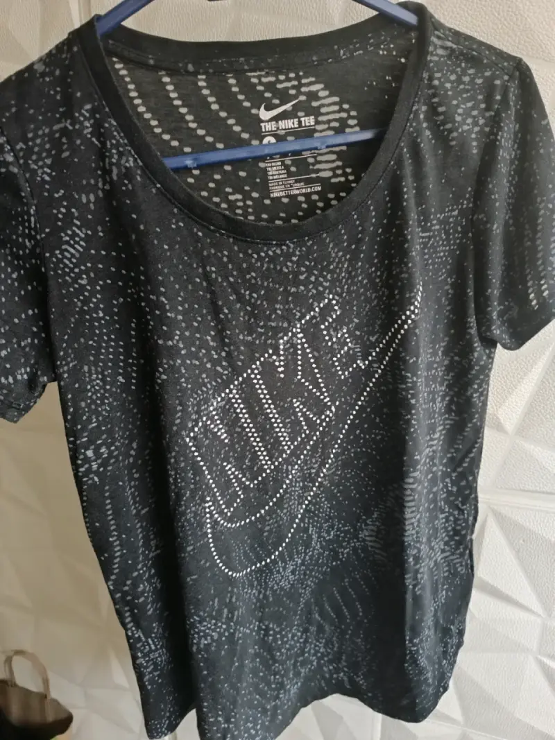 Polera Nike negra con diseño estampado - 1