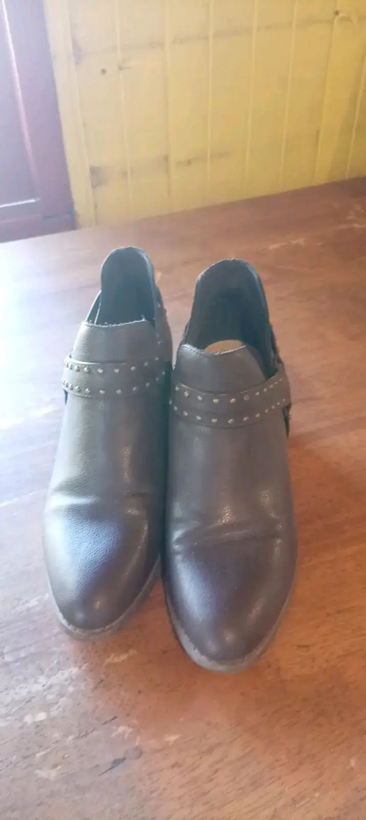 Zapatos de cuero marrón con tachas