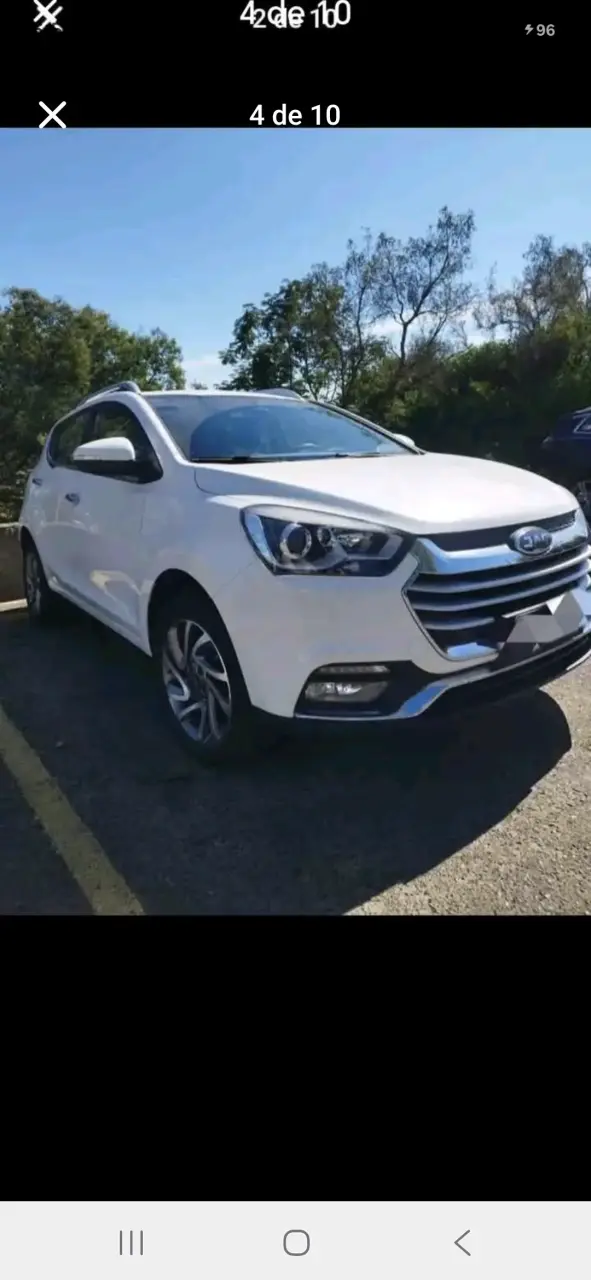 SUV JAC blanca en buen estado