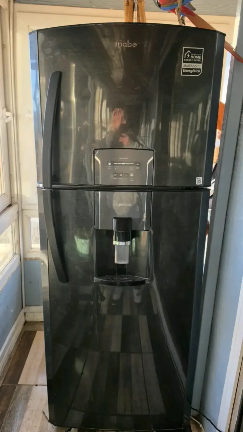 Refrigerador Mabe Negro con Dispensador