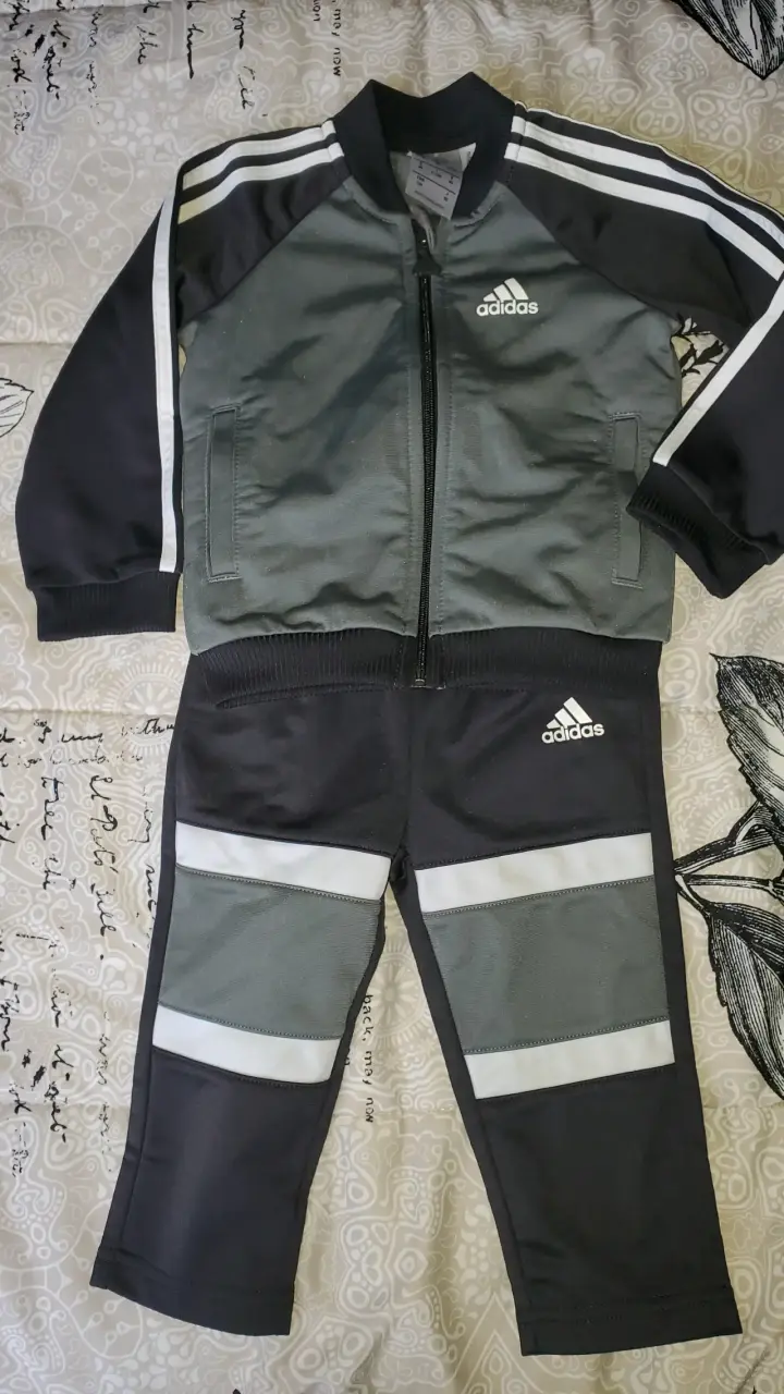 Conjunto deportivo infantil Adidas gris y negro - 1